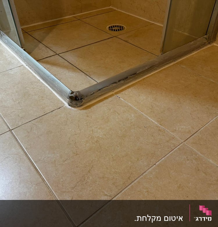 איטום סביב מקלחון עם חומר איטום לבן